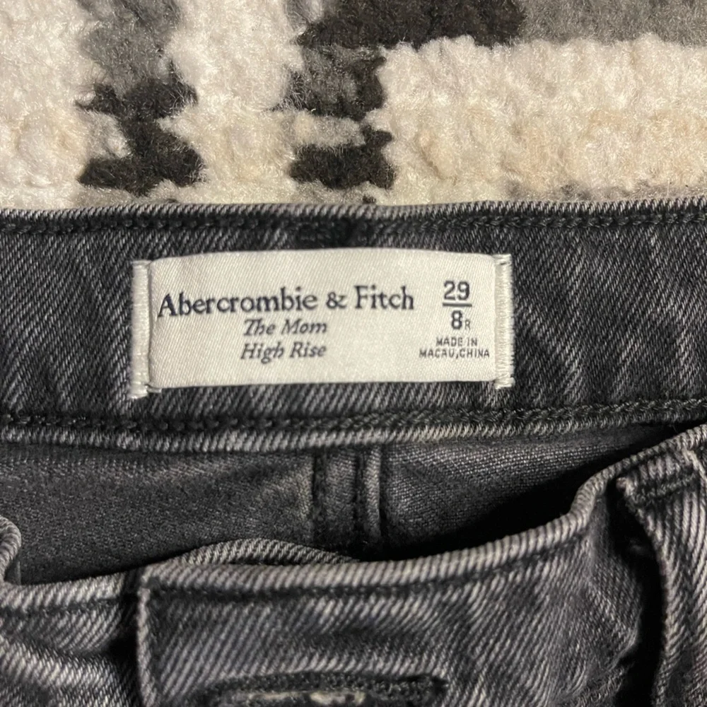 Abercrombie and Fitch the mom high rise jeans size 8 - Picture 3 of 3